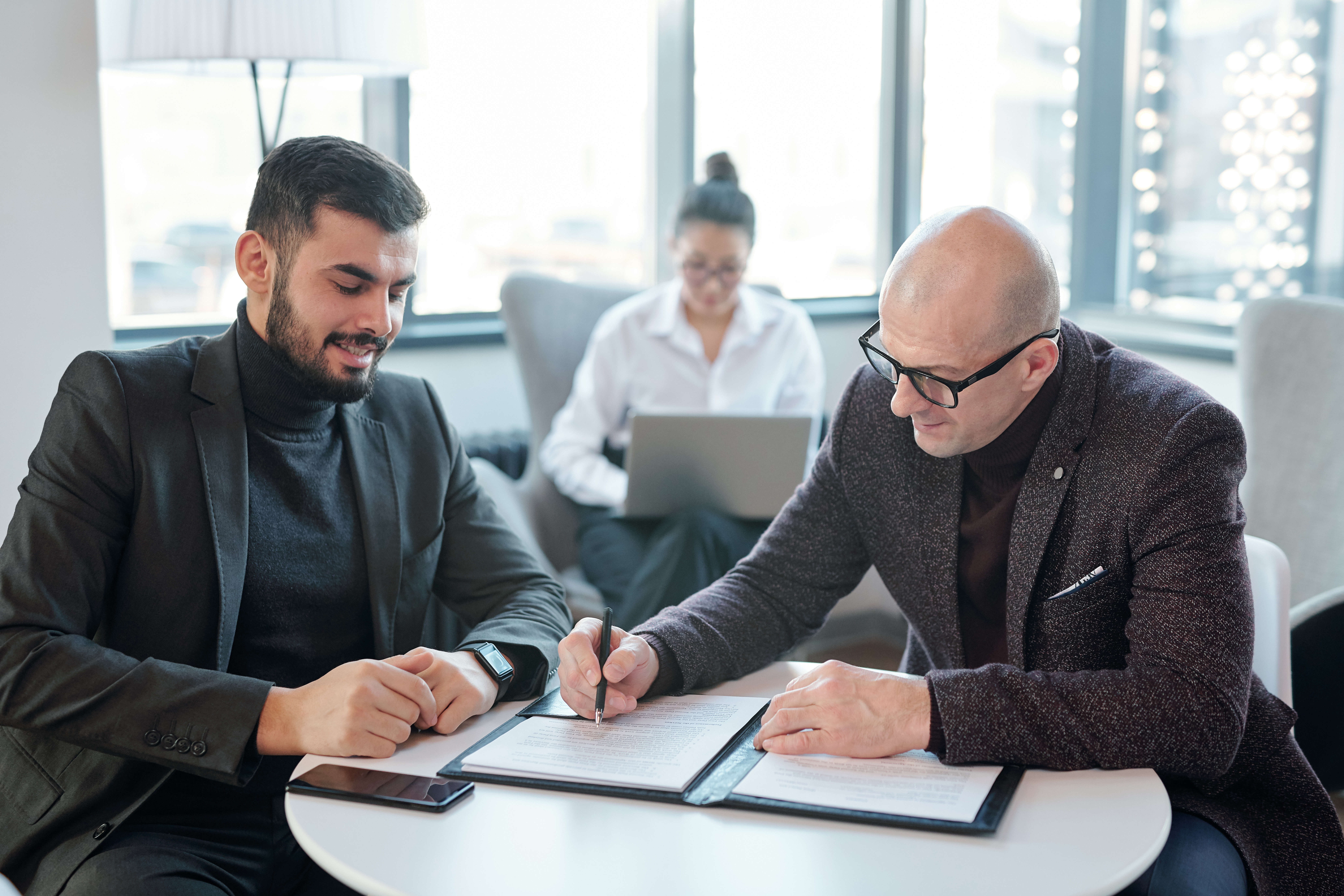 When to Settle and When to Fight: Decision-Making in Business Lawsuits